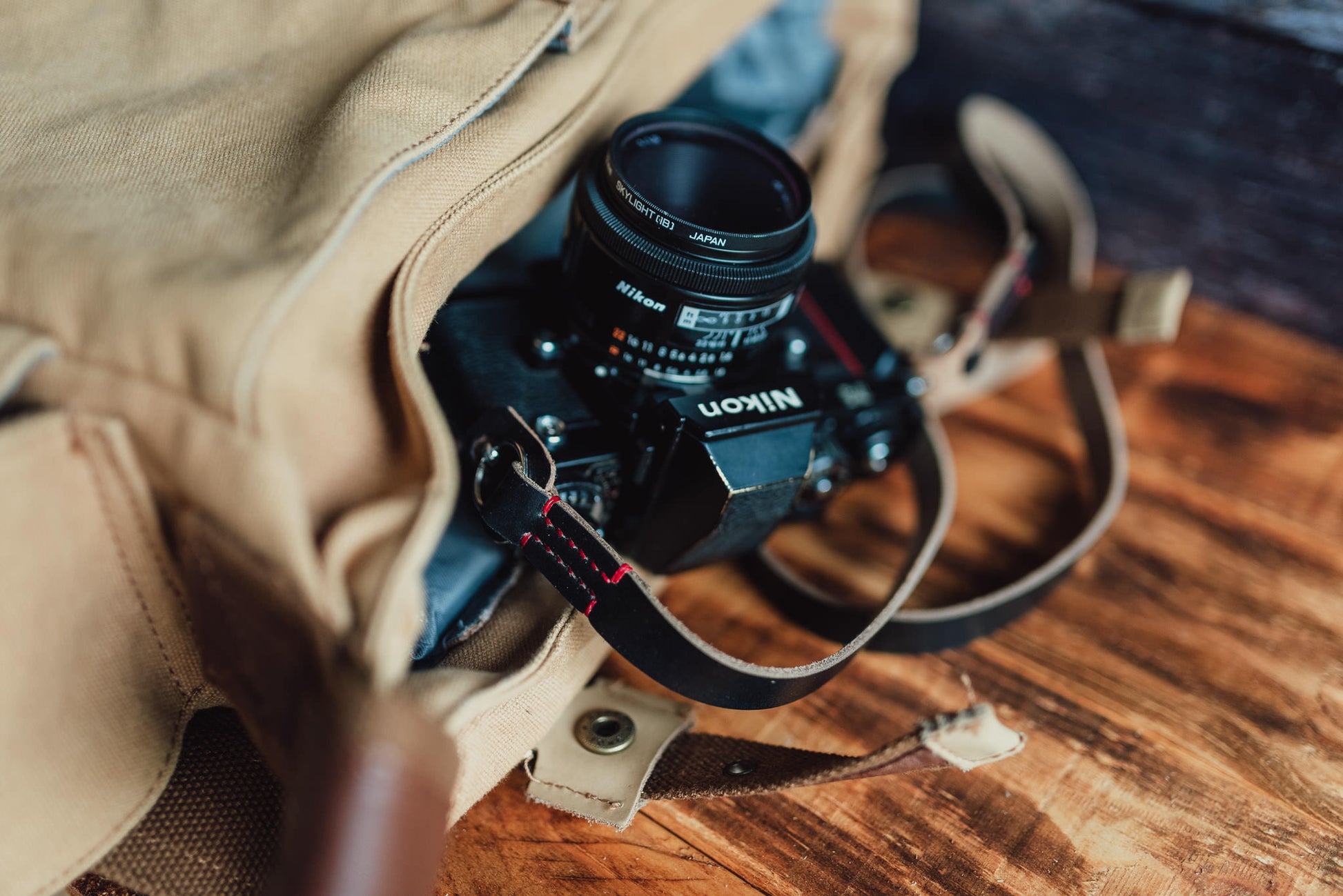 Premium Horween Chromexcel leather grain detail on GRANADA minimal camera strap